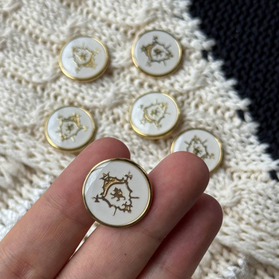 Пуговицы Sandra, Царь зверей, размер 36 (4038Z-36-1-374, Крем золото)