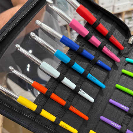 Набор крючков с мягкой цветной ручкой Lana Grossa