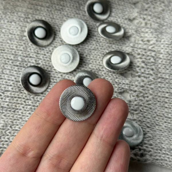 Пуговицы Sandra, размер 32